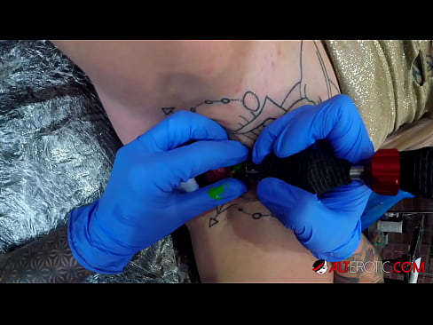 ❤️ Ekstreme tatuita varmulo Sully Savage ricevis tatuon sur sia klitoro ❤️ Porno ĉe eo.tube-sexer-com.ru ❌️