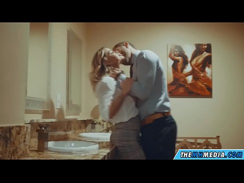 ❤️ Kiam belplena blondulo delogas vin en publika necesejo ❤️ Porno ĉe eo.tube-sexer-com.ru ❌️